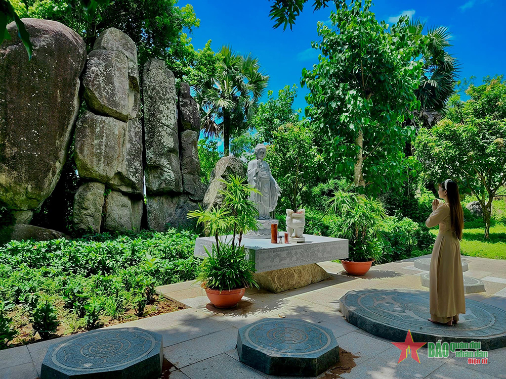  Bí ẩn “Phật Thạch Thủ” chốn non thiêng